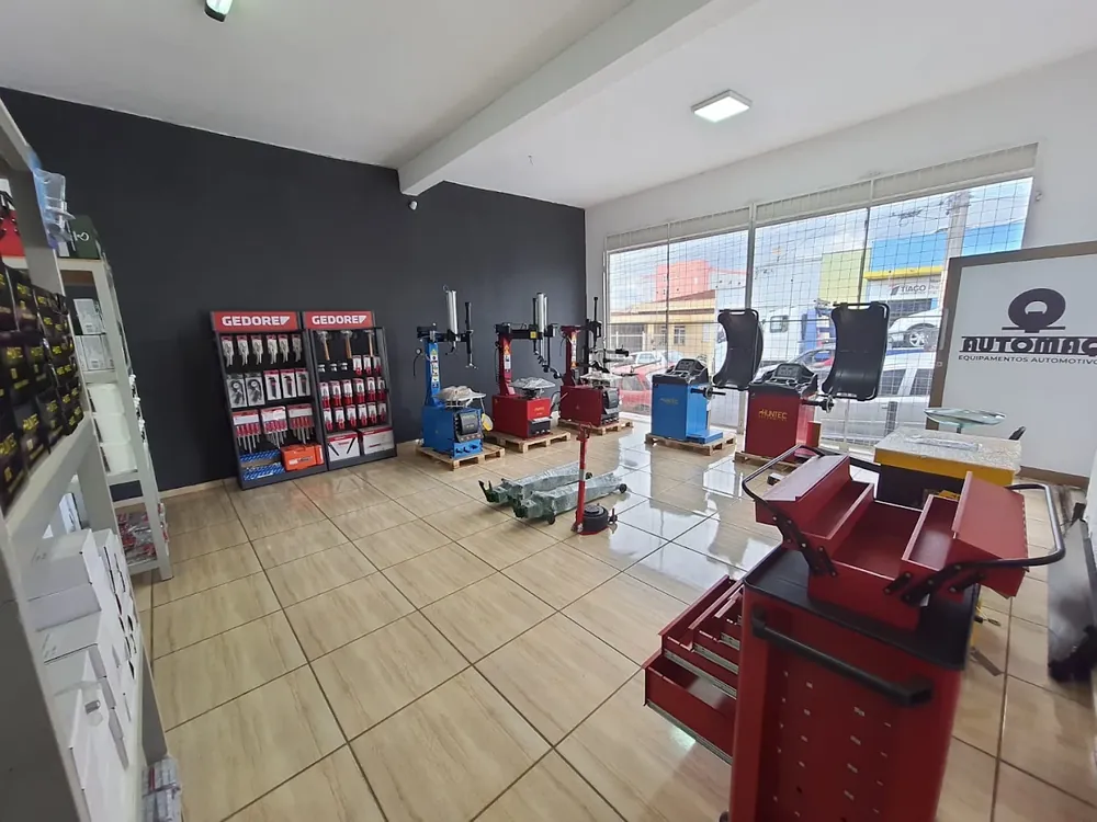 Interior da Automaq com ferramentas, desmontadoras e balanceadoras em exposição